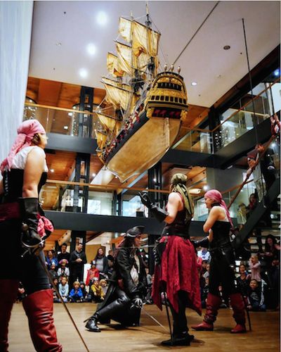 Combat perdu d'avance contre trois fiancées de pirates