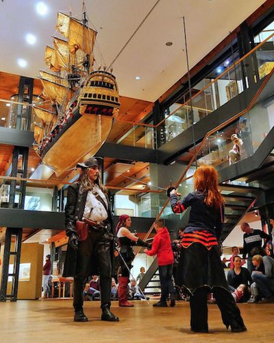 Leçons d'escrime pour jeunes pirates