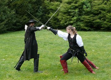 Un escrimeur affronte deux adversaires