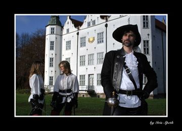 Drei Musketiere vor Schloss Ahrensburg