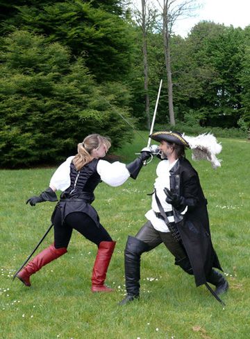 Deux escrimeurs, lames et coquilles au contact