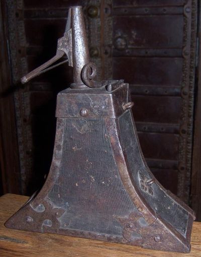 Original Pulverflasche der französischen Musketiere aus dem 17. Jahrhundert