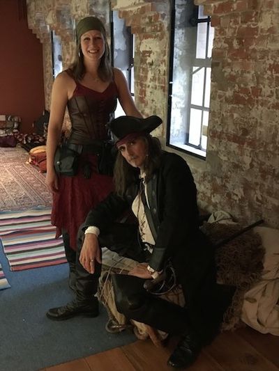 Pirate fier avec sa fille de pirate
