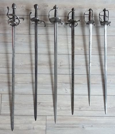 Sechs aufgereihte Degen von Rapier bis Galadegen